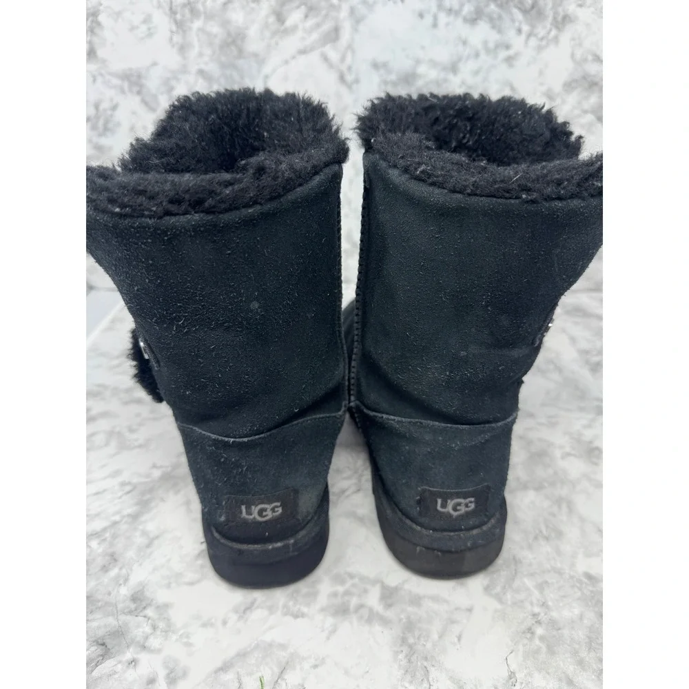 UGG Classic Short Logo buckle Black Suede Sheepskin Boots rare Womens 8
